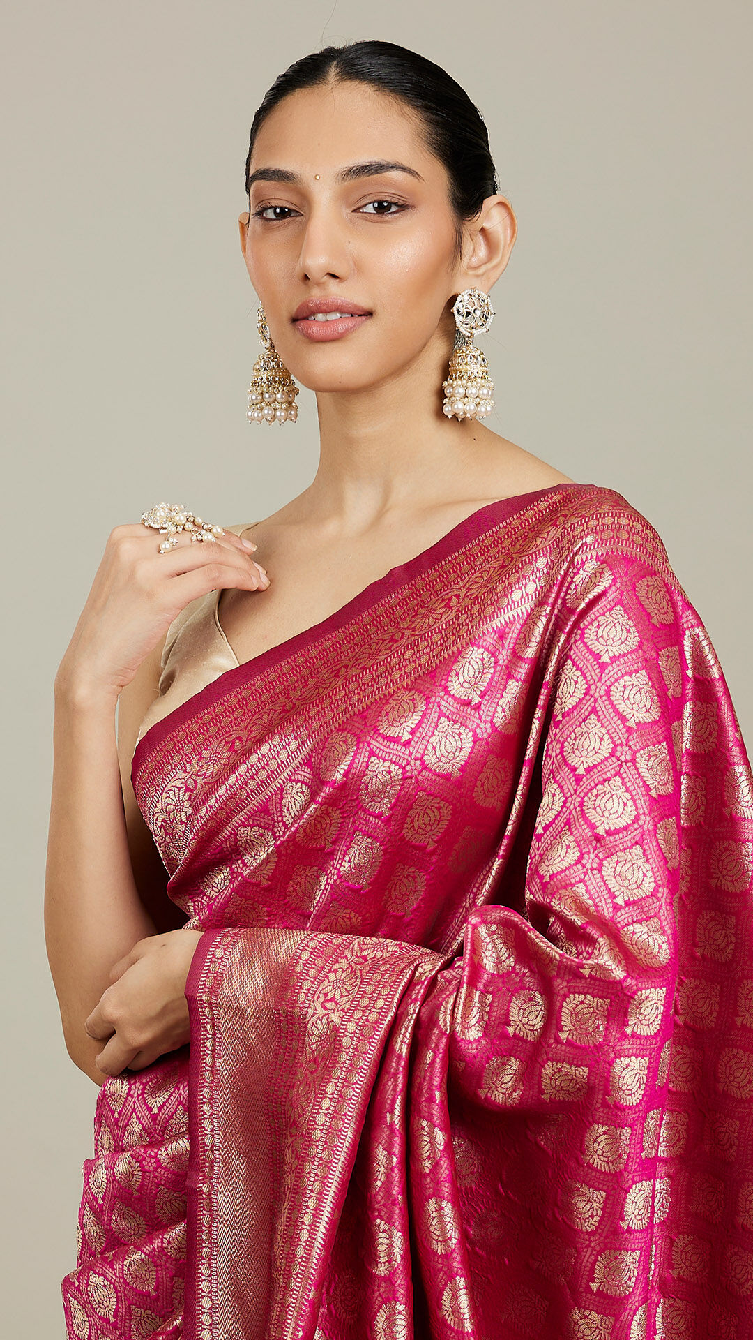 Bride flaunting her beautiful saree with gold earrings 